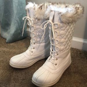 white snow boots super cute barely worn 😍